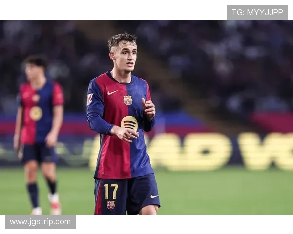 费尔明佩戴定制面具重返训练场